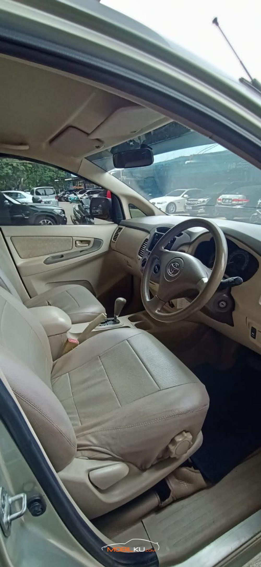 Mobil Toyota Kijang Innova 2006