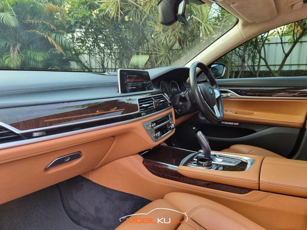 Mobil BMW 7 Series 2016