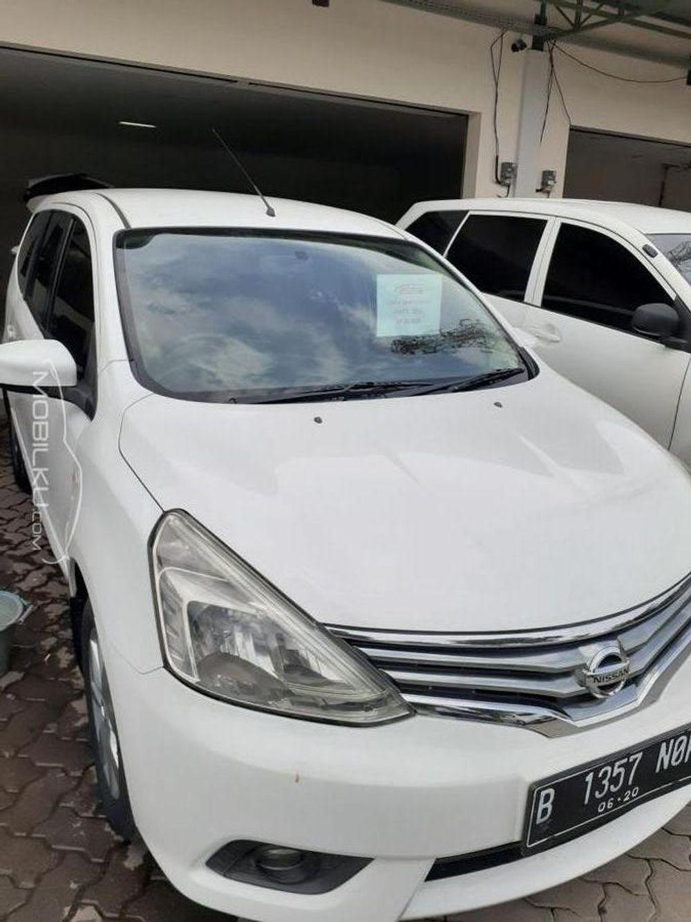 Mobil Nissan Grand Livina 2015