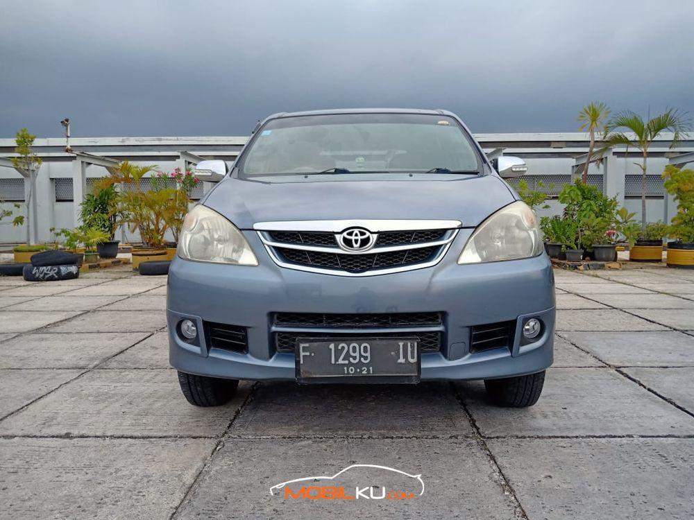 Mobil Toyota Avanza 2011