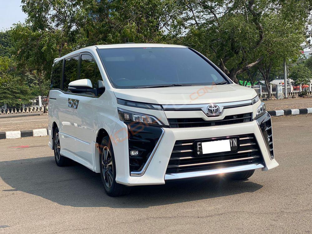 Mobil Toyota Voxy 2019