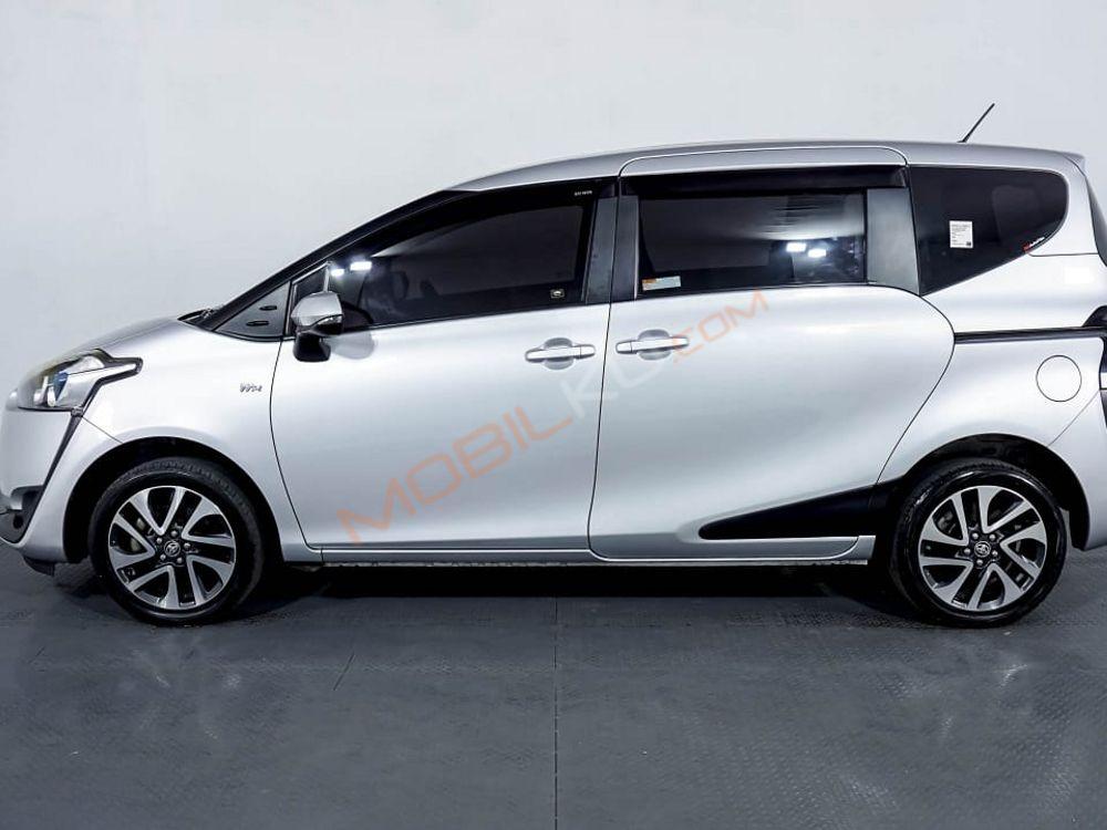 Mobil Toyota Sienta 2016