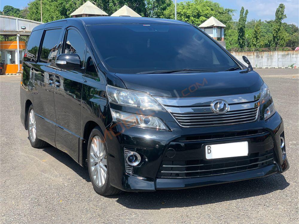 Mobil Toyota Vellfire 2013