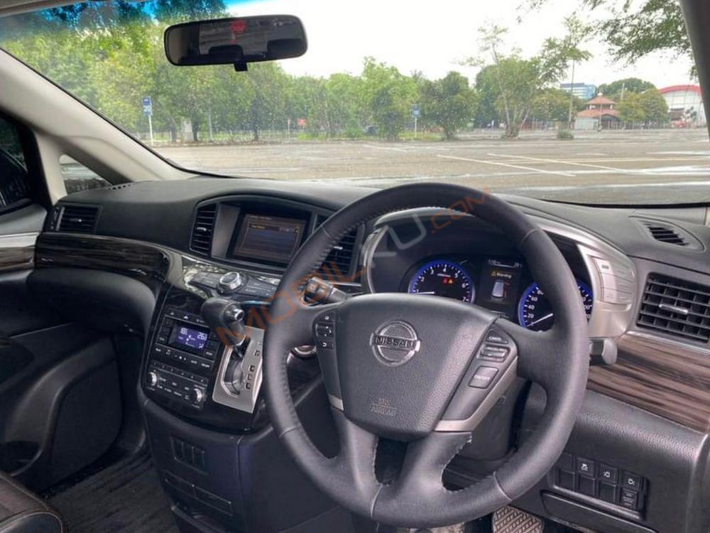 Mobil Nissan Elgrand 2014