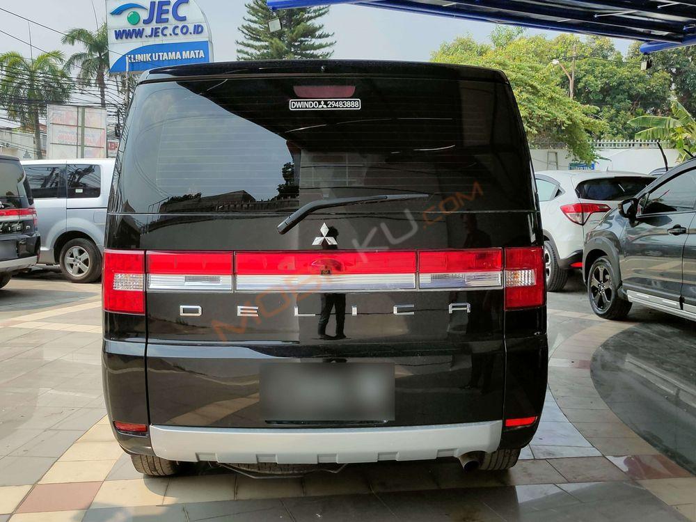 Mobil Mitsubishi Delica 2015
