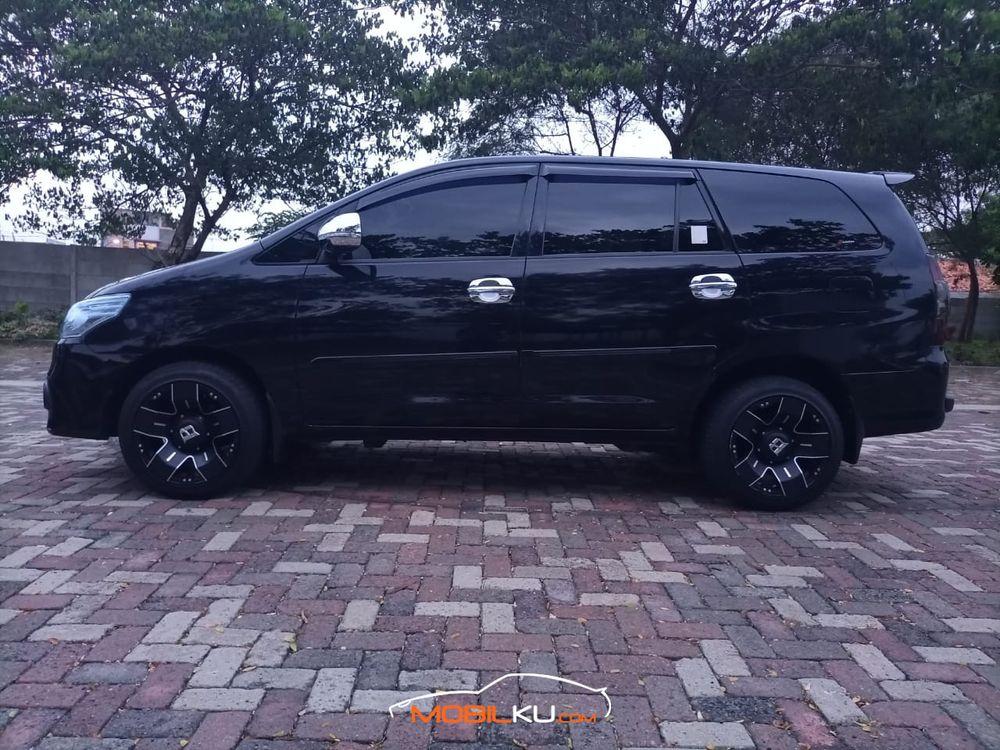 Mobil Toyota Kijang Innova 2014