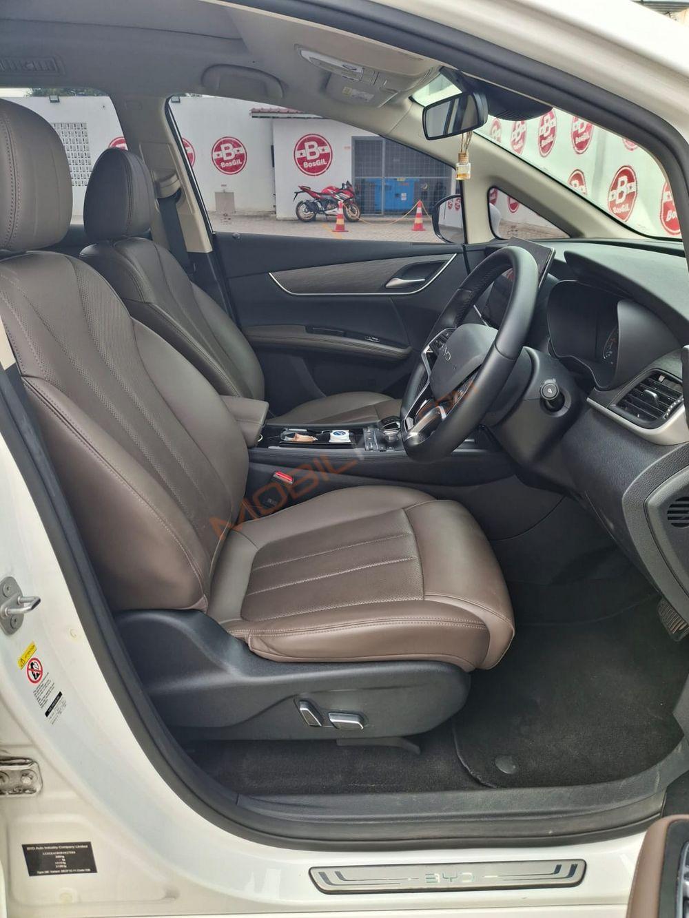 Mobil BYD M6 2025