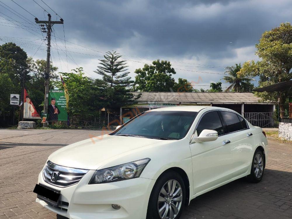 Mobil Honda Accord 2012