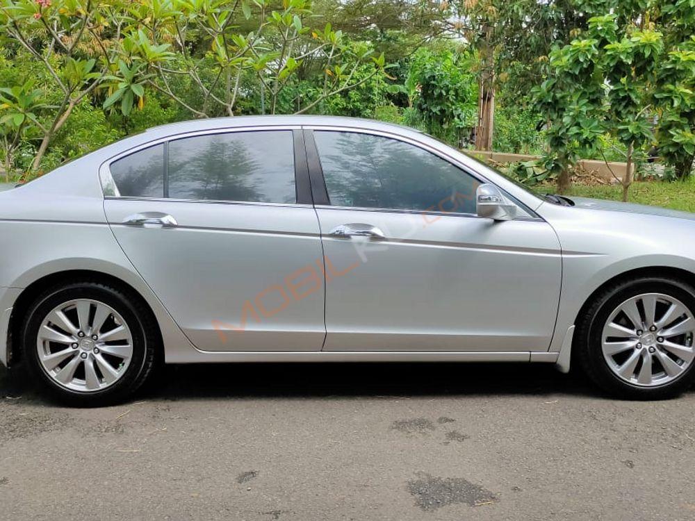 Mobil Honda Accord 2012