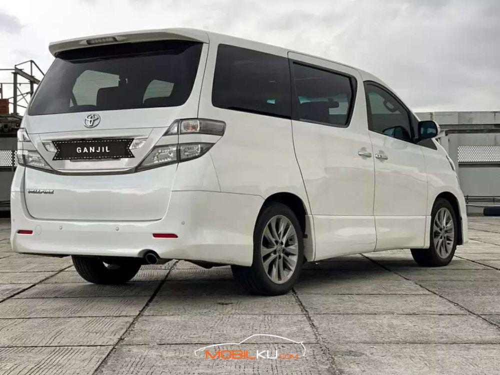 Mobil Toyota Vellfire 2011