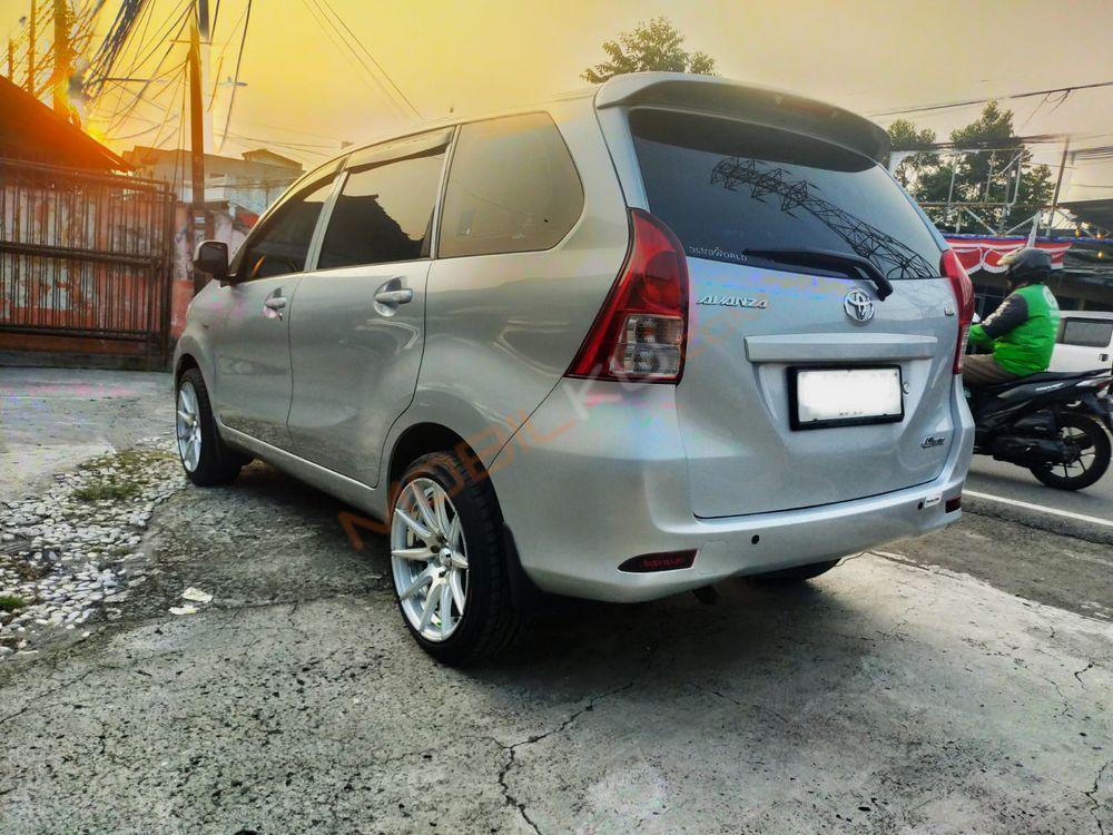 Mobil Toyota Avanza 2012