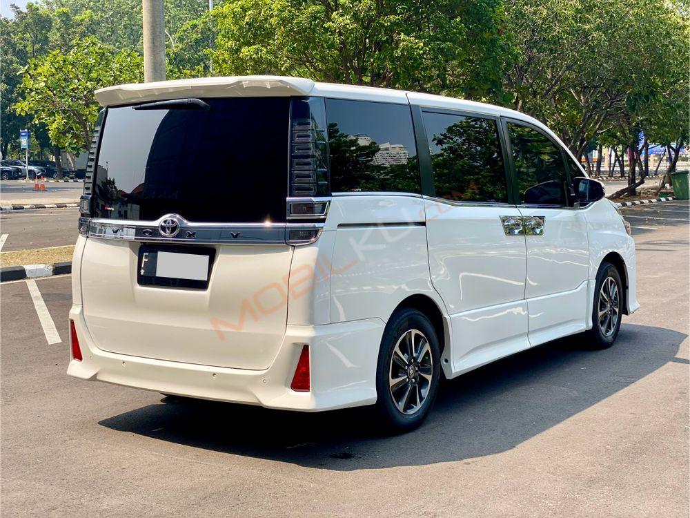 Mobil Toyota Voxy 2019