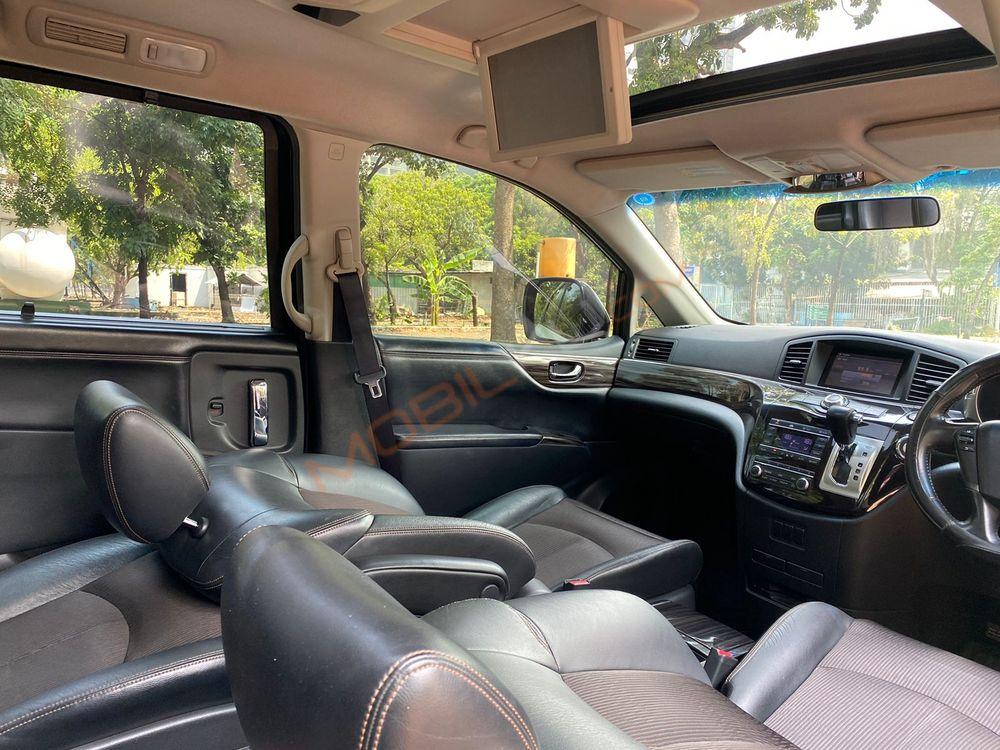 Mobil Nissan Elgrand 2014