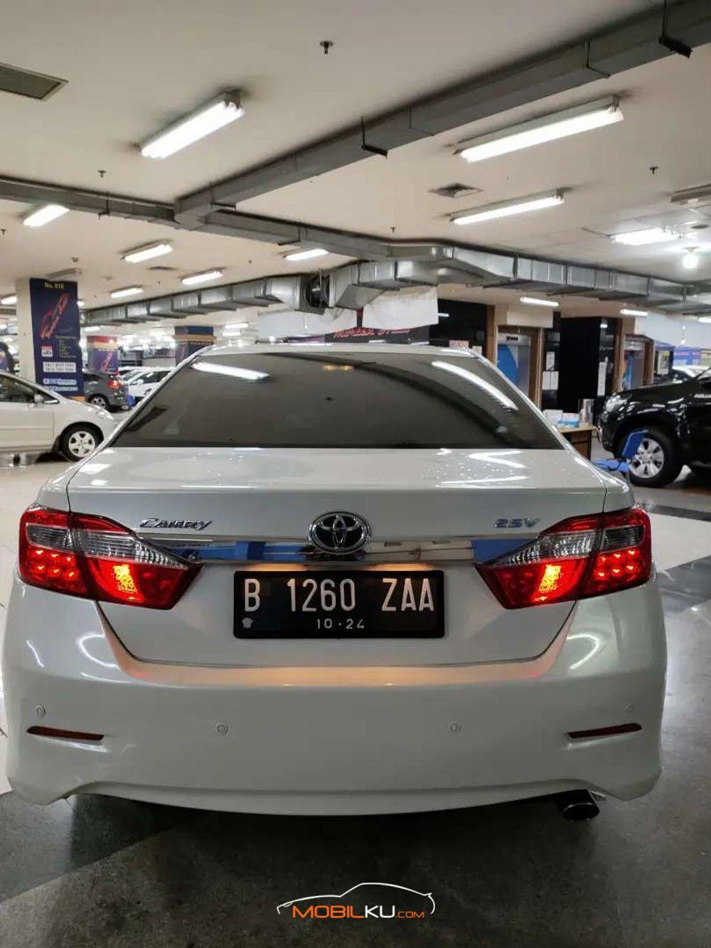 Mobil Toyota Camry 2014