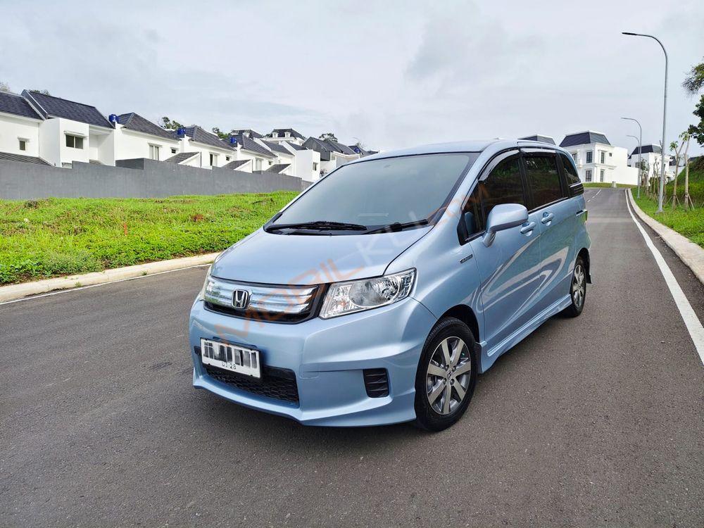 Mobil Honda Freed 2010