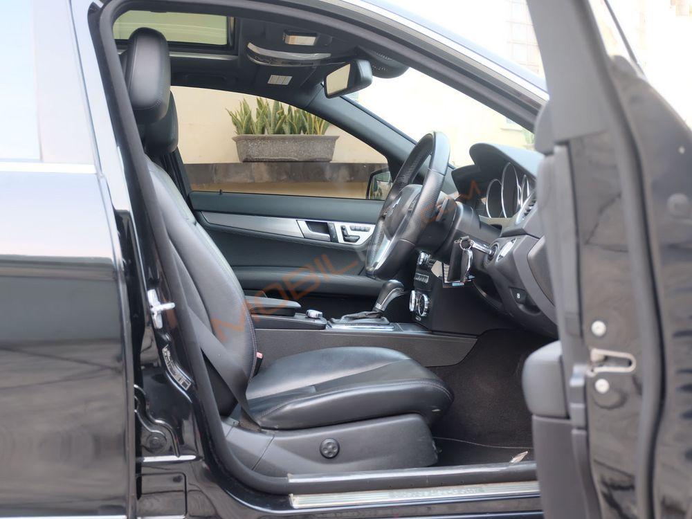 Mobil Mercedes-Benz C-Class 2012