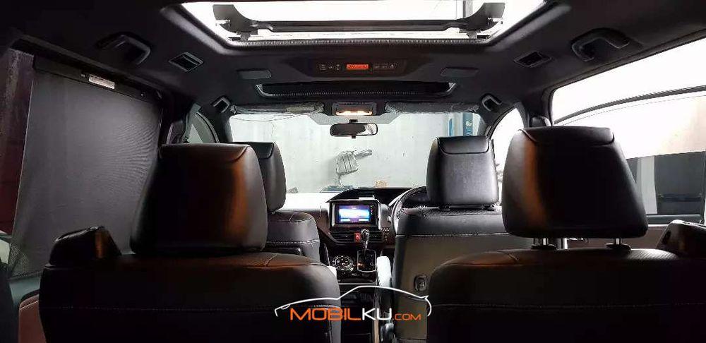 Mobil Toyota Voxy 2018