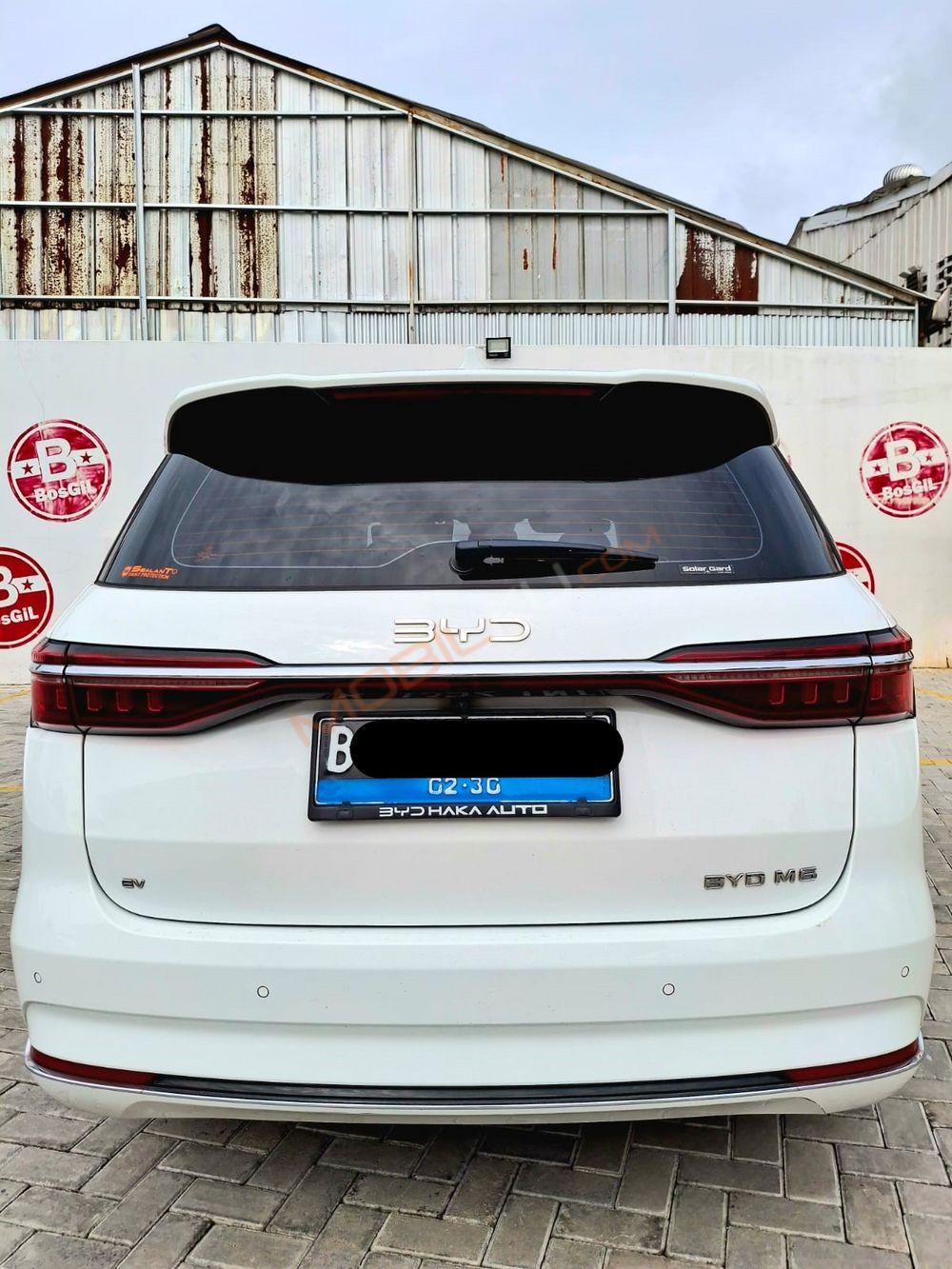 Mobil BYD M6 2025
