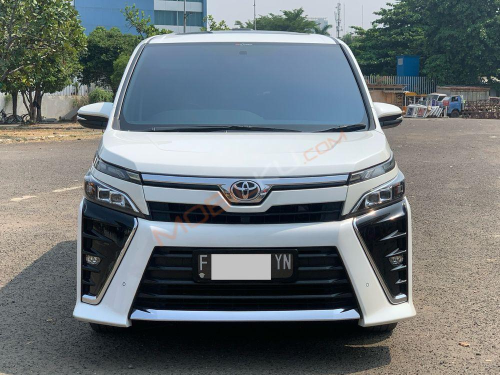Mobil Toyota Voxy 2019