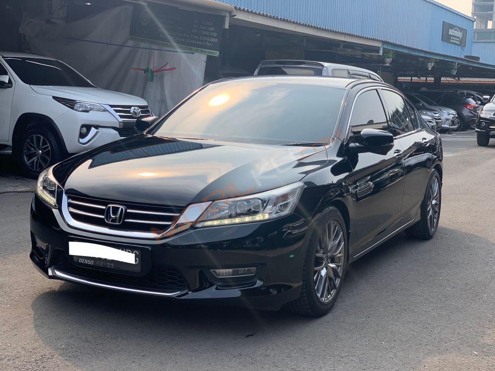 Mobil Honda Accord 2013