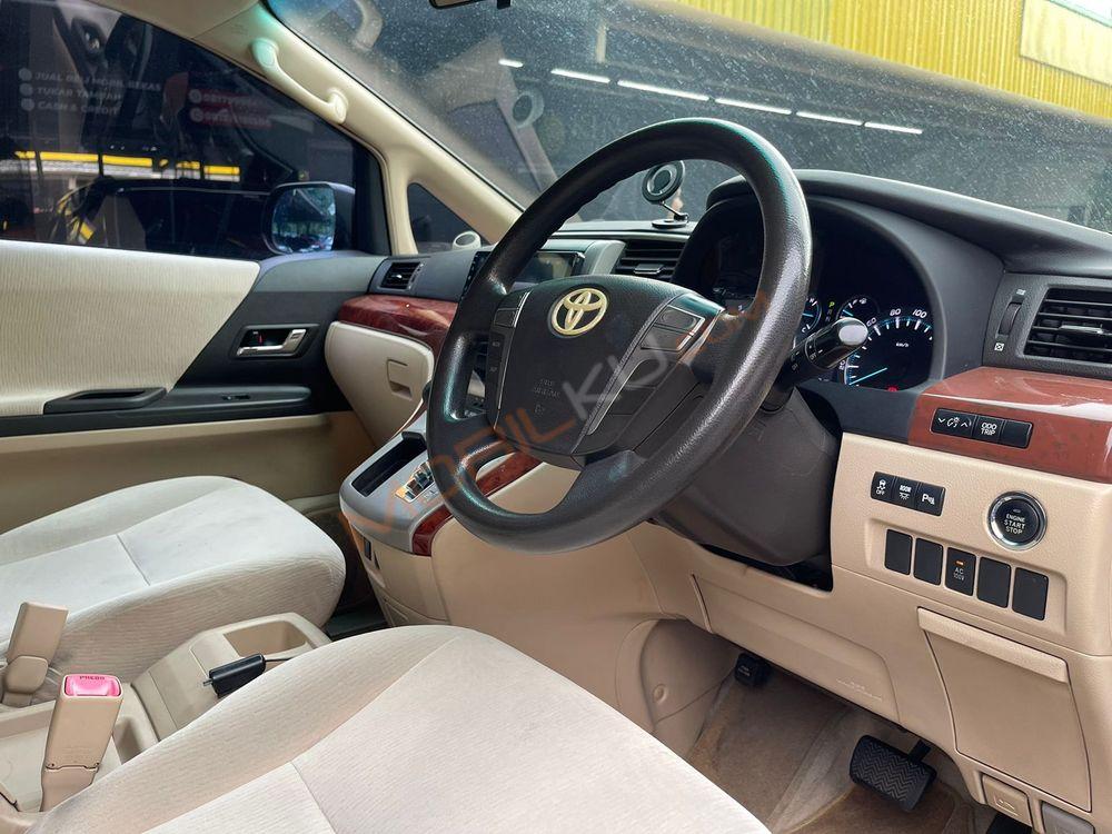 Mobil Toyota Alphard 2009