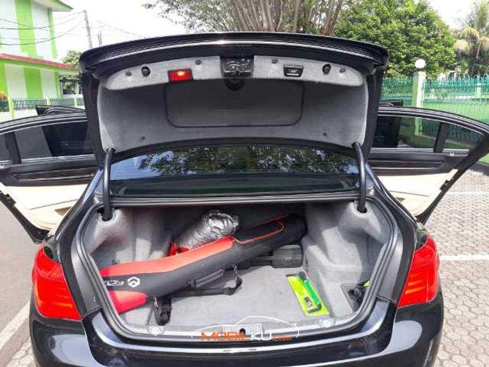 Mobil BMW 7 Series 2011