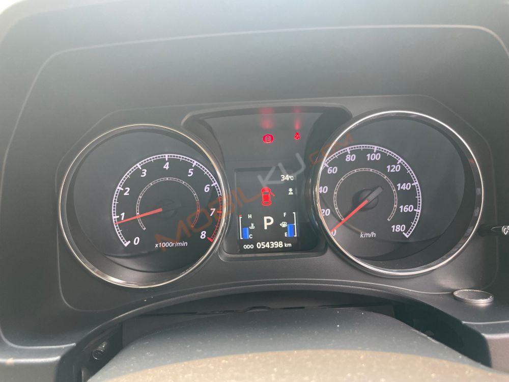 Mobil Mitsubishi Delica 2015