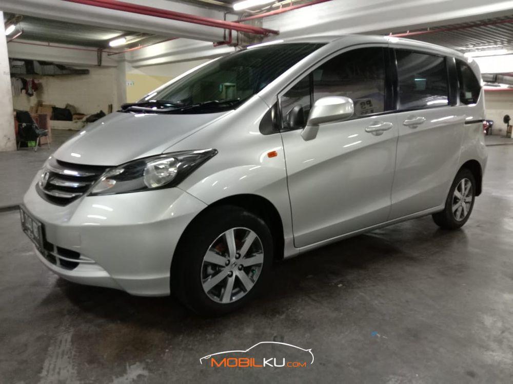 Mobil Honda Freed 2010