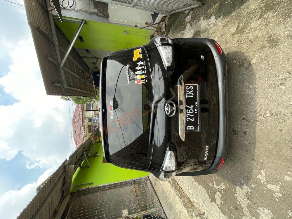 Mobil Toyota Sienta 2016