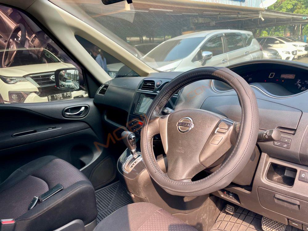 Mobil Nissan Serena 2013