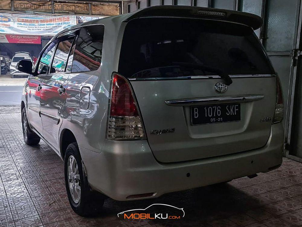 Mobil Toyota Kijang Innova 2010