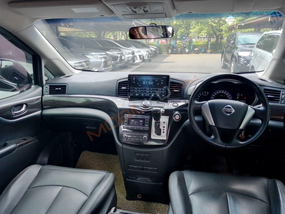 Mobil Nissan Elgrand 2013