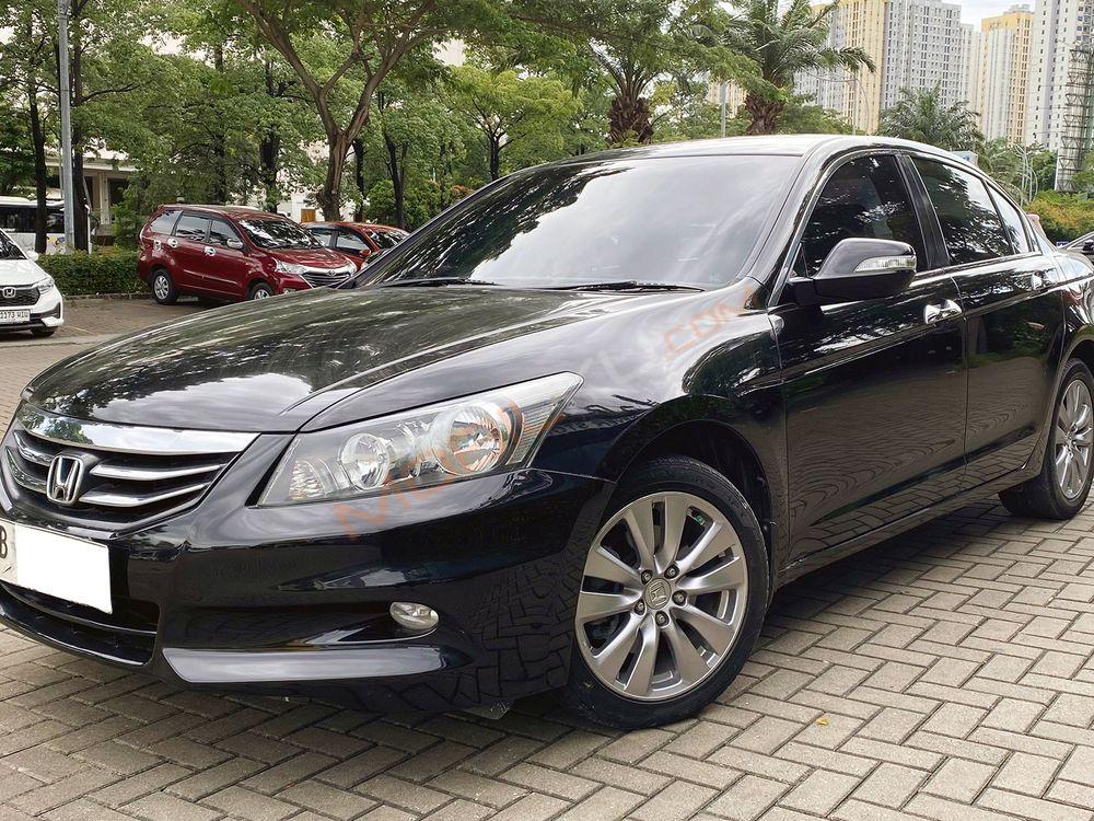 Mobil Honda Accord 2011