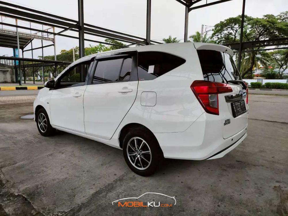 Mobil Toyota Calya 2016