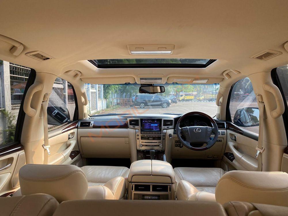 Mobil Lexus LX 2012