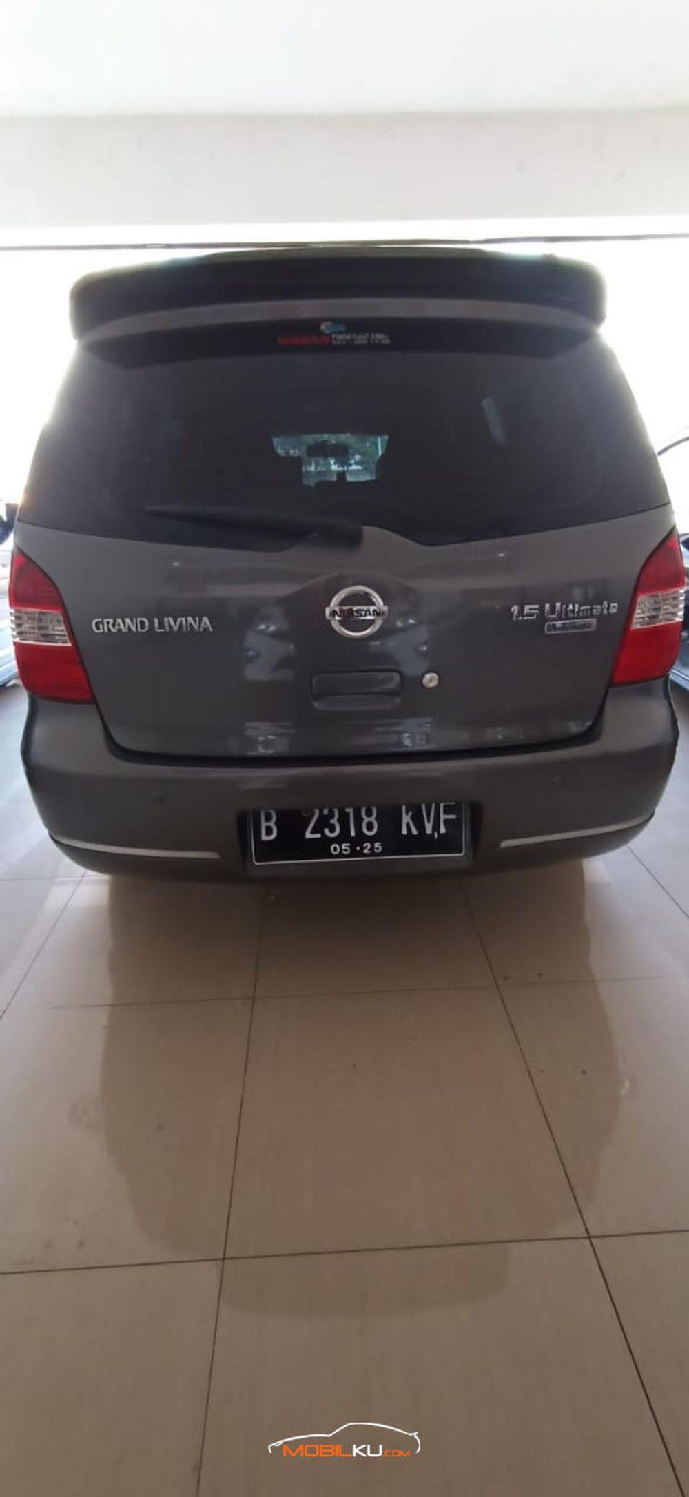 Mobil Nissan Grand Livina 2011