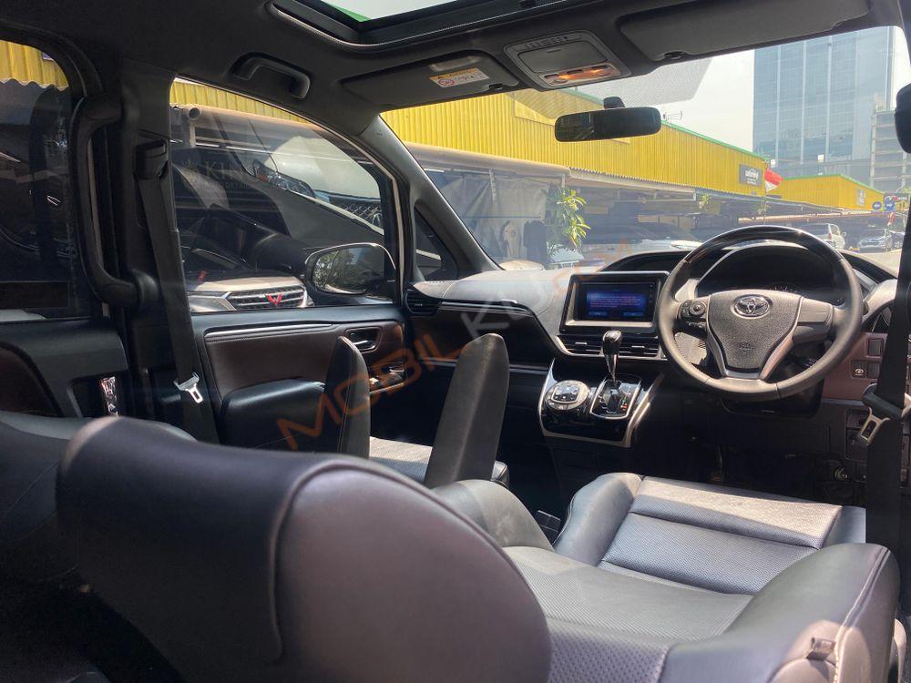 Mobil Toyota Voxy 2019