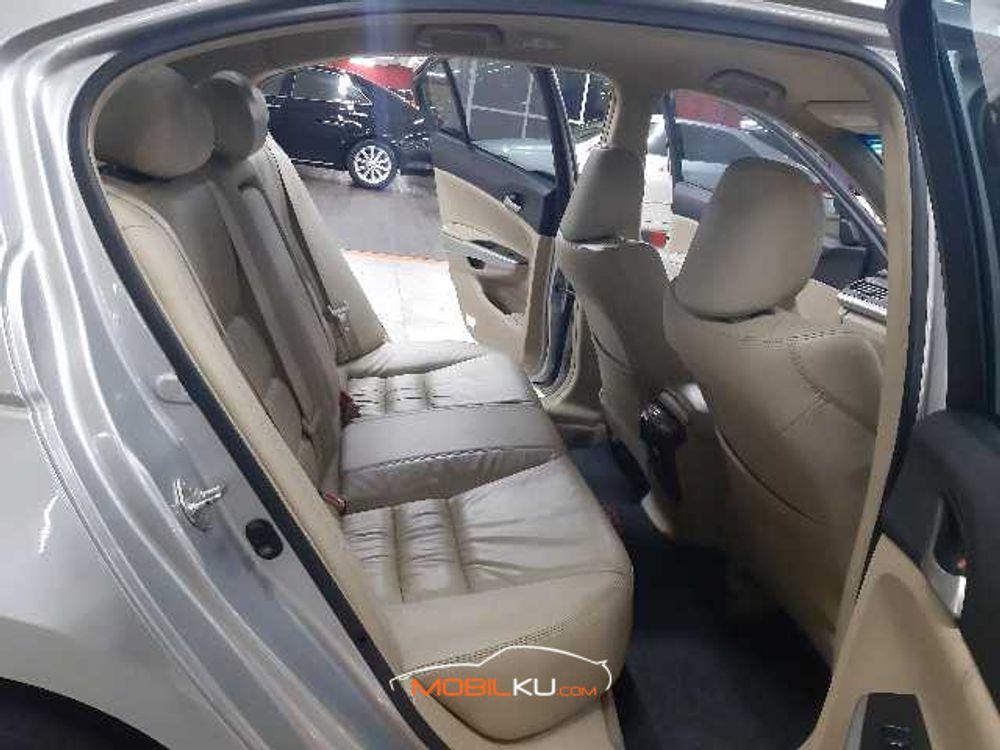 Mobil Honda Accord 2010