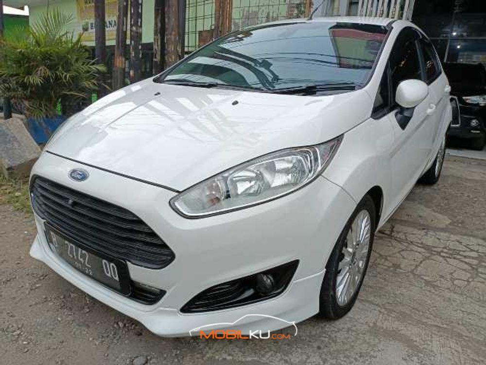 Mobil Ford Fiesta 2014