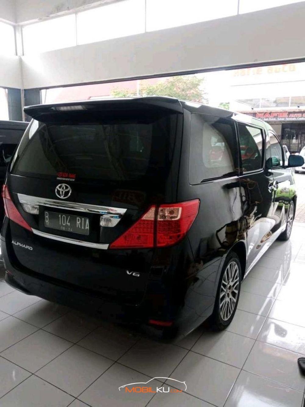 Mobil Toyota Alphard 2009