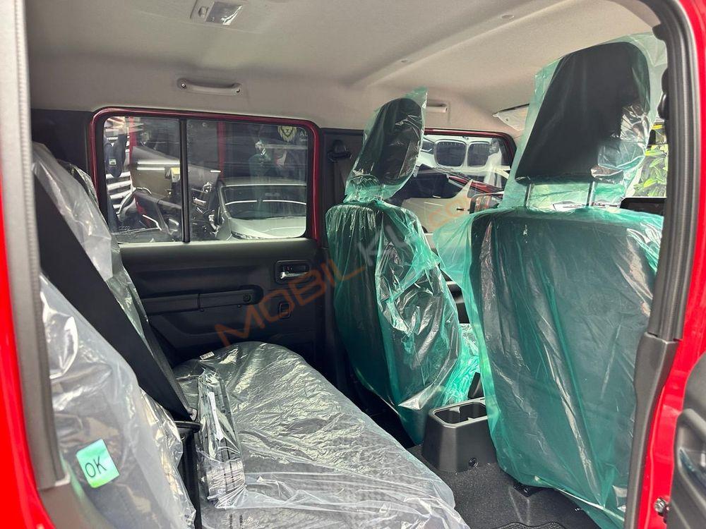 Mobil Suzuki Jimny 2023