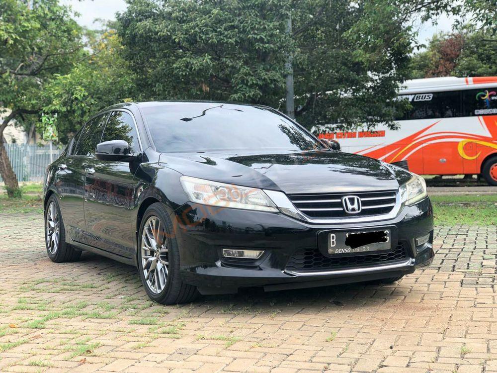 Mobil Honda Accord 2013