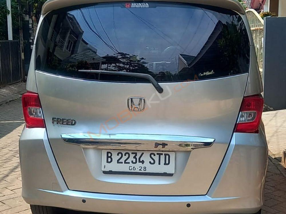 Mobil Honda Freed 2013