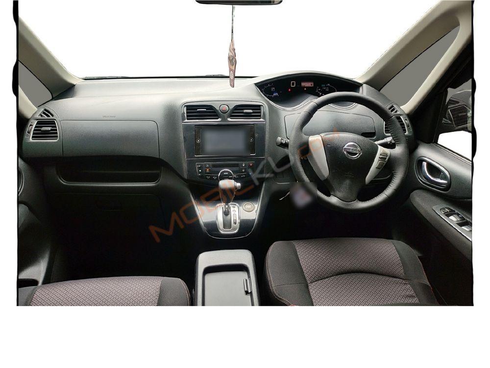 Mobil Nissan Serena 2018