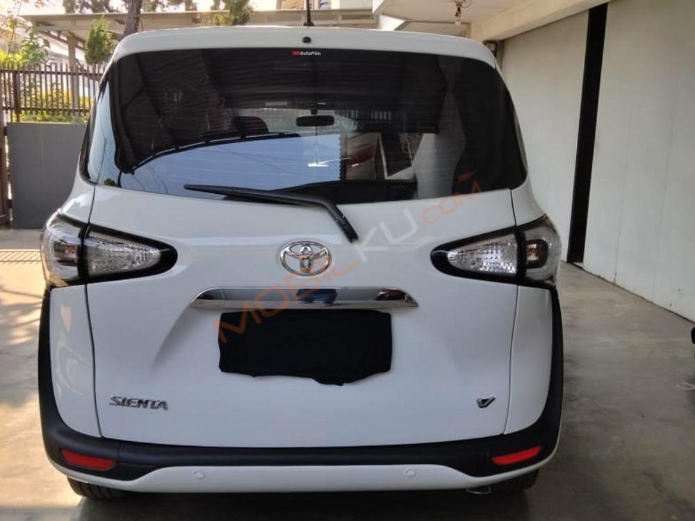 Mobil Toyota Sienta 2018