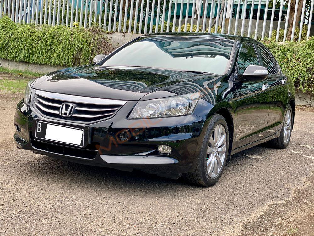 Mobil Honda Accord 2011