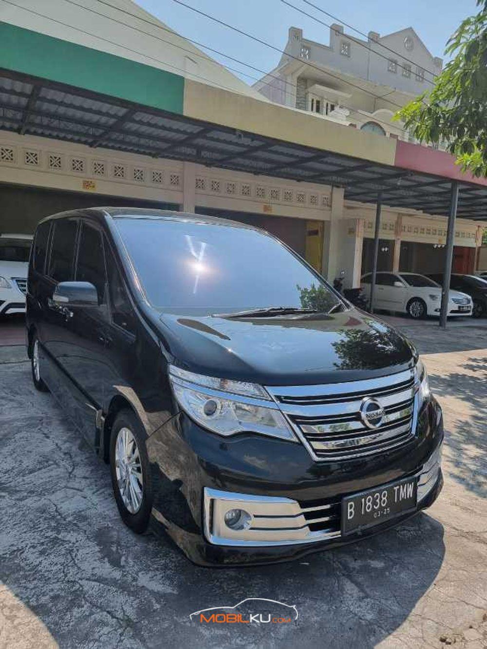 Mobil Nissan Serena 2015