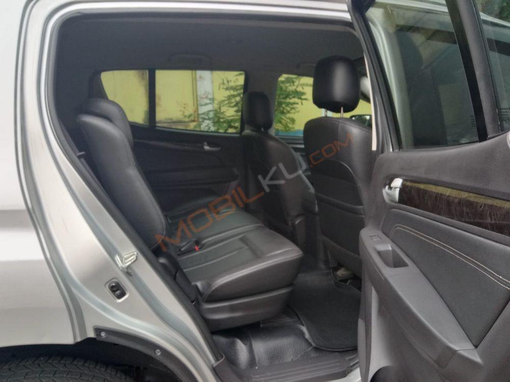 Mobil Isuzu MU-X 2015