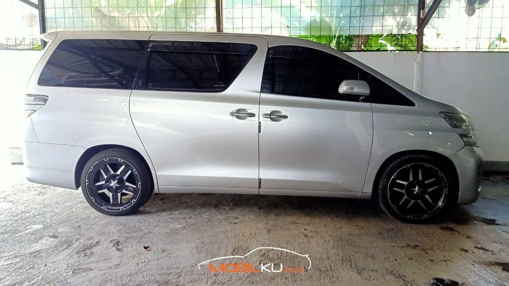 Mobil Toyota Vellfire 2009
