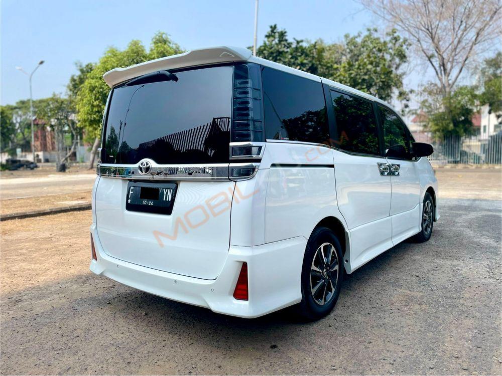 Mobil Toyota Voxy 2019